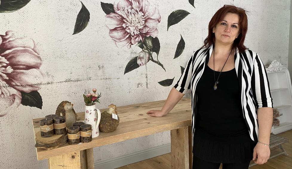 La commerciante Antonella Papania nel suo nuovo negozio a Pontedera (foto Franco Silvi)