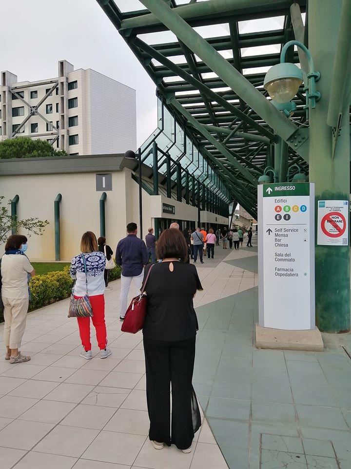 Parenti in coda per visitare i degenti all’ospedale San Giuseppe