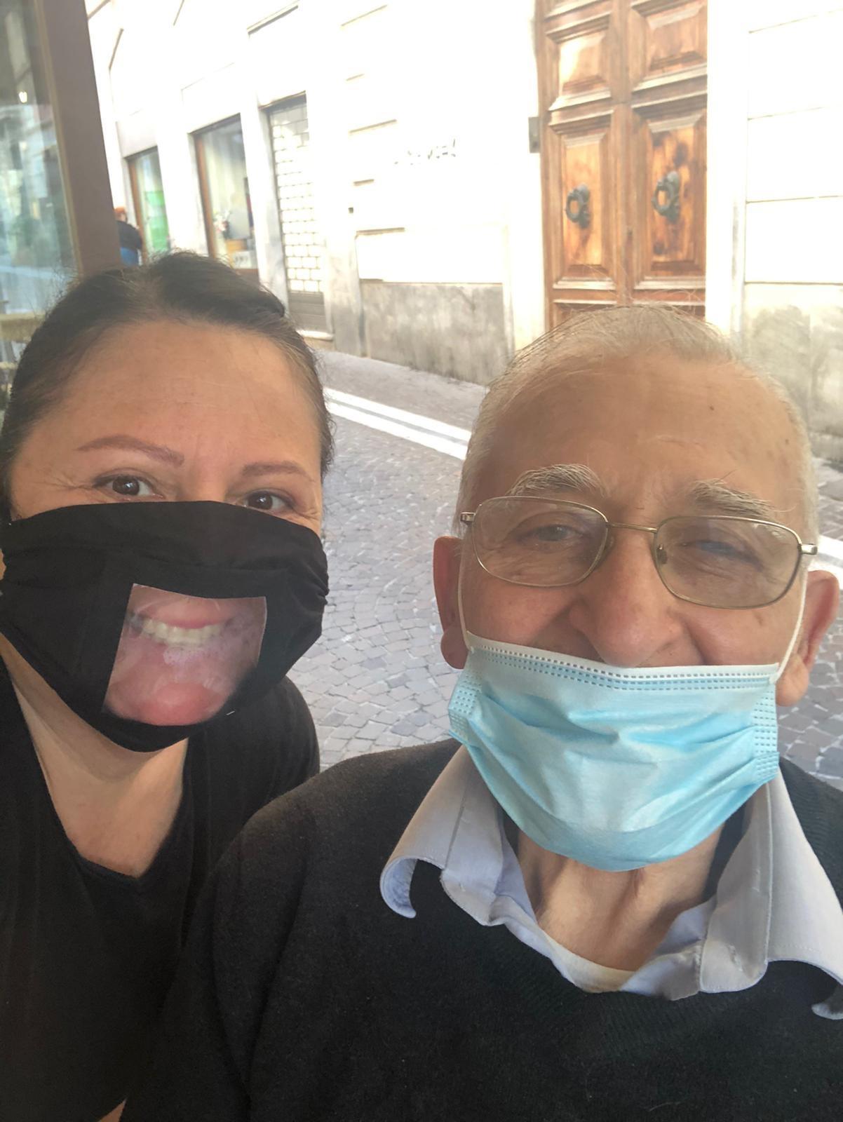 Emergenza covid, Cinzia e le mascherine trasparenti cucite a mano per i sordomuti 