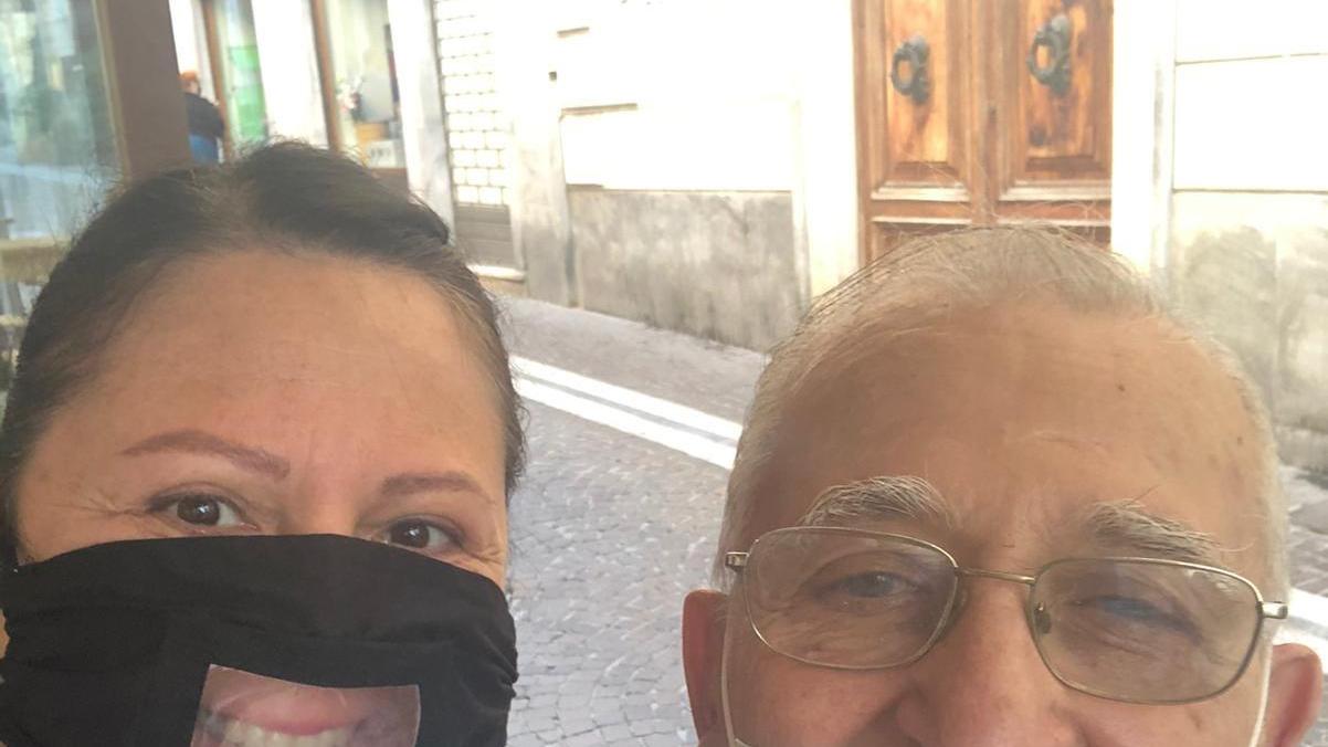 Emergenza covid, Cinzia e le mascherine trasparenti cucite a mano per i sordomuti