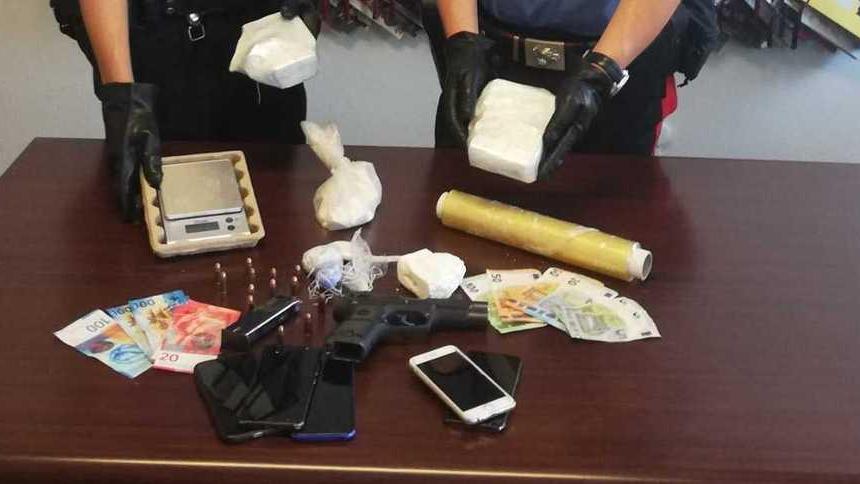 Spacciano a Cecina con la pistola rubata a Viareggio