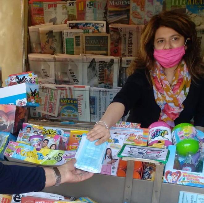 Mascherine esaurite subito Le edicole aperte domani
