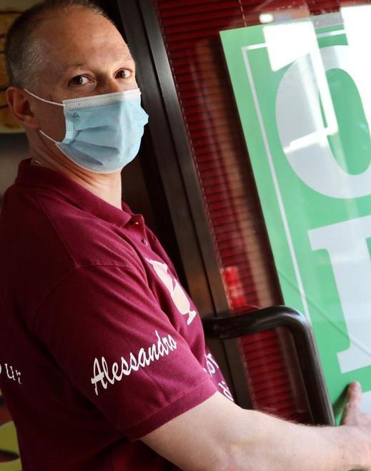 Rompono a bottigliate l’ingresso della gelateria