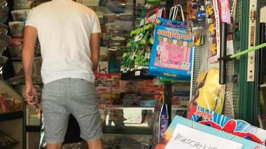 In fila per le mascherine e per acquistare il giornale
