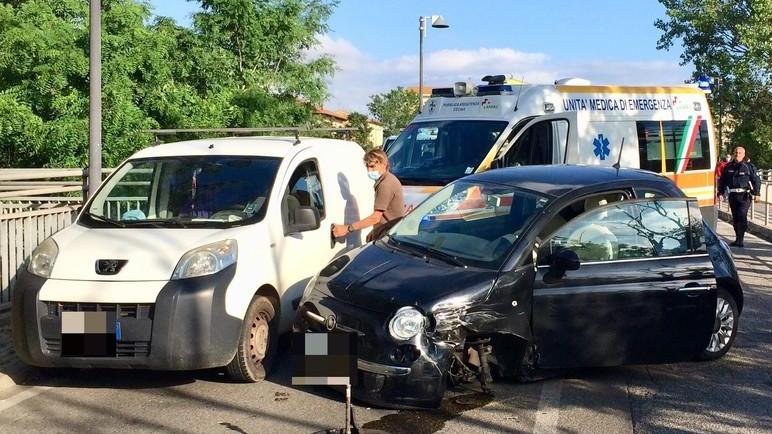 Scontro fra due auto sul ponte: donna ferita