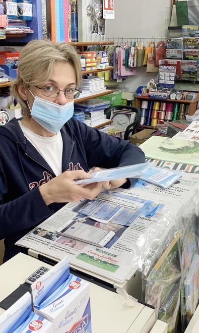 Assalto alle edicole per avere le mascherine «Sono finite quasi subito ne servono di più» 