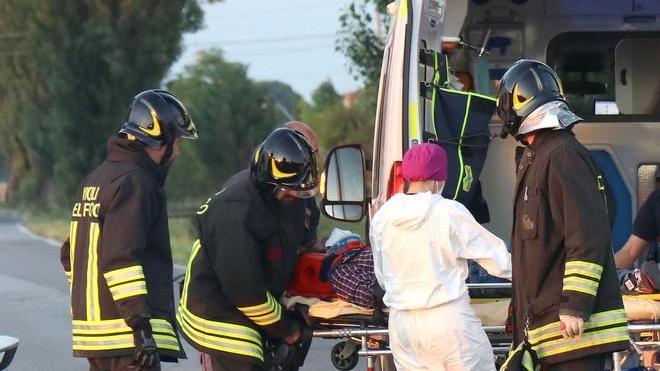 Auto finisce contro albero Un ferito