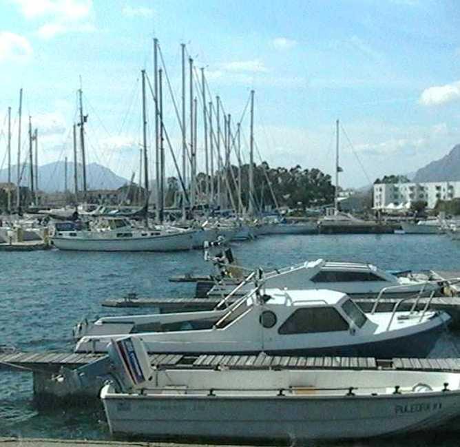 La Caletta, area pedonale in centro 