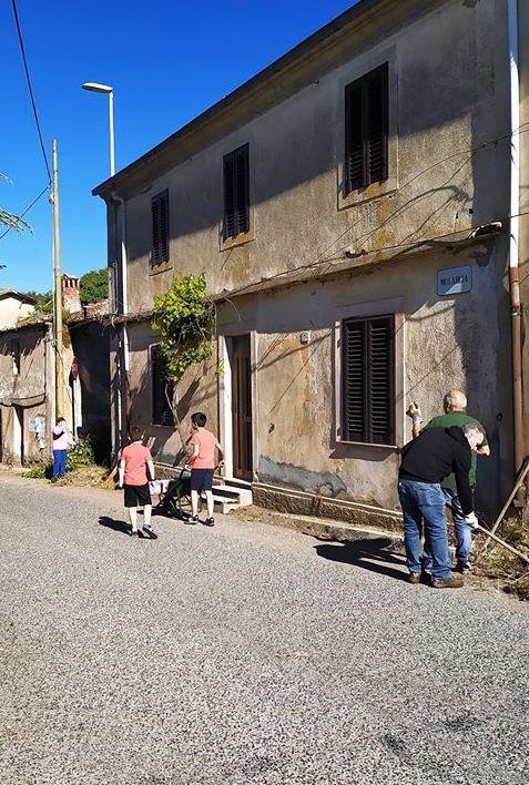 Un gruppo di 25 volontari ripulisce il borgo