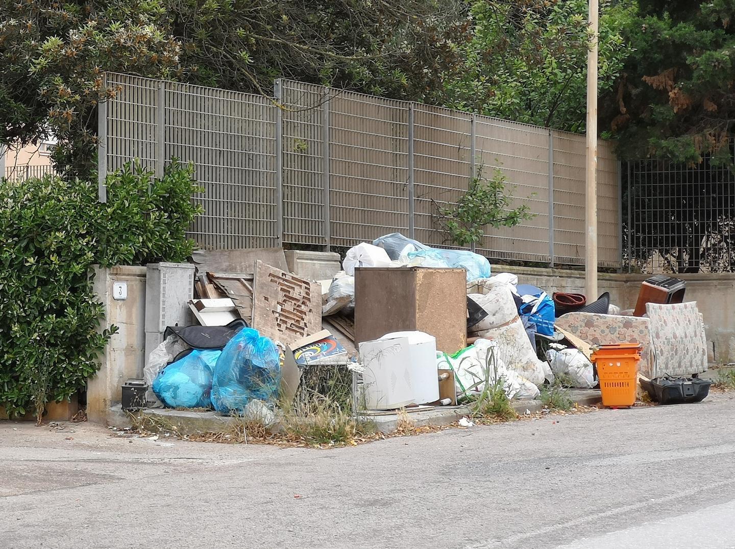 Discarica in via Liguria, una denuncia in Procura 