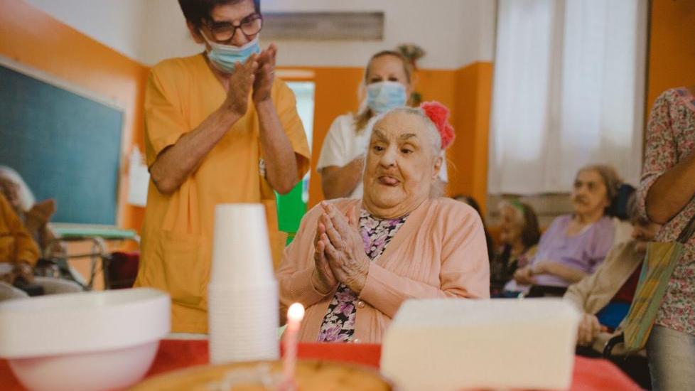 Modena. Viaggio al Ramazzini. Maddalena “benedice” il figlio e la compagna Poi scatta la festa per i 99 anni di Martina
