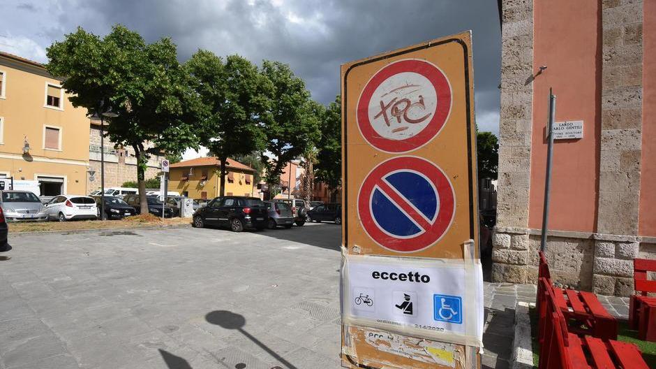 Tavoli per strada e nessuna auto in giro: la pedonalizzazione passa l’esame