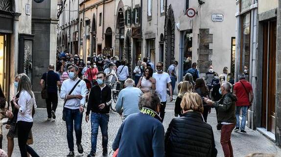 Il piano per il rilancio: negozi aperti la sera da giovedì a sabato