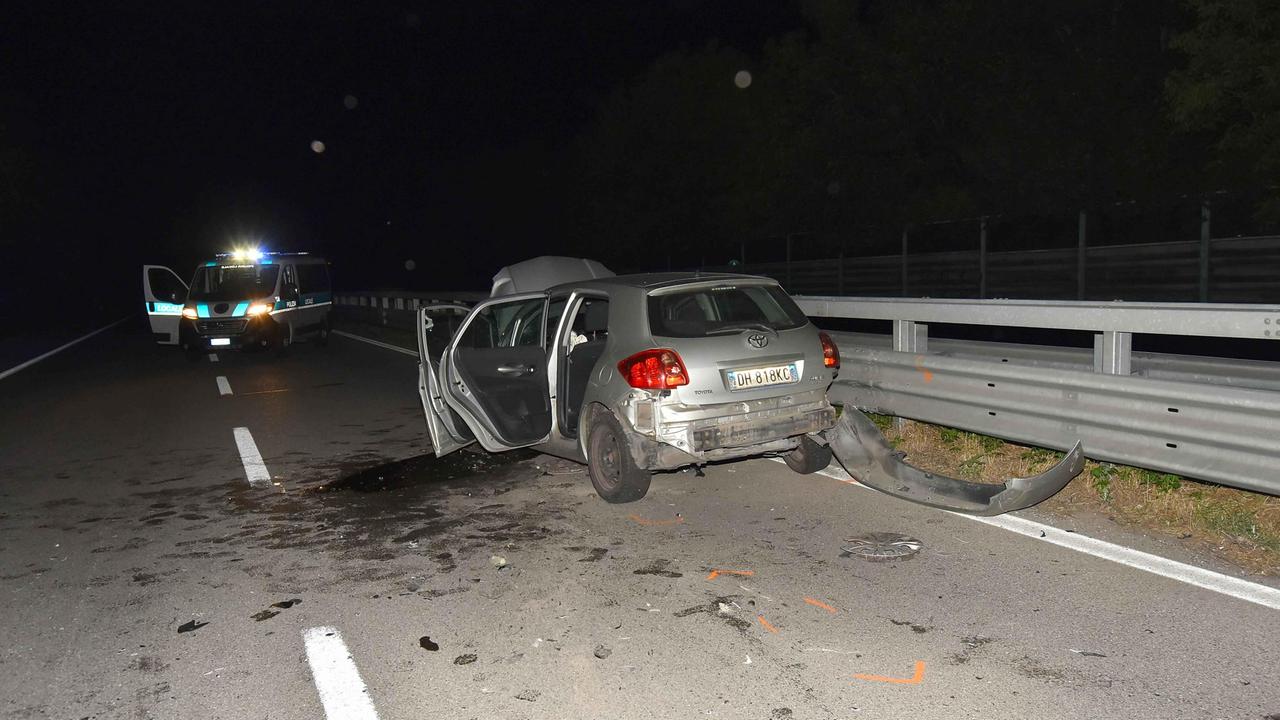 Reggio Emilia, contromano in tangenziale provoca un incidente: gravi due persone, a bordo anche una bambina