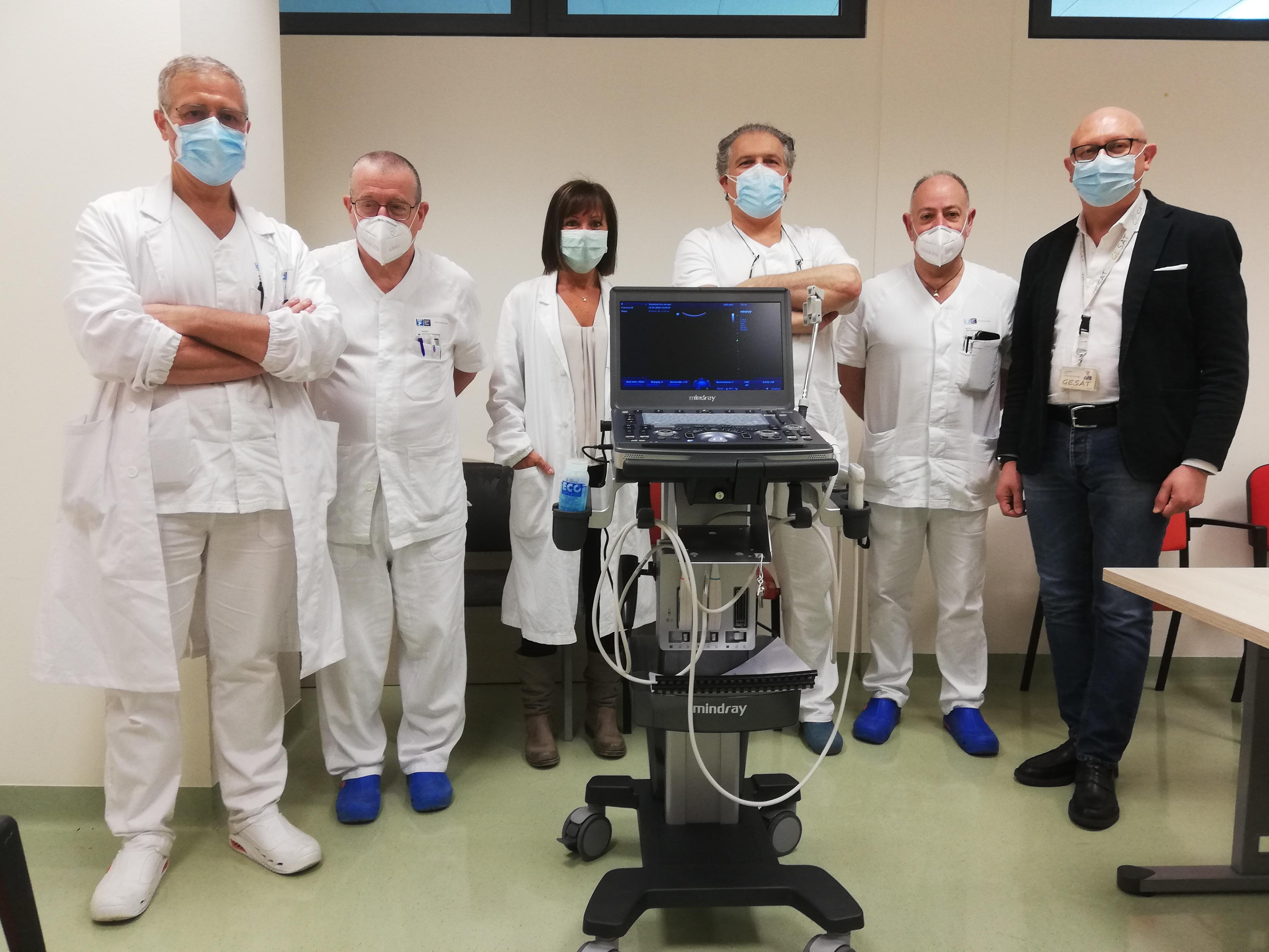 L'équipe otorinolaringoiatria e vascolare: da sinistra i dottori Massimo Menchi, Paolo Frosini, Alfredo Sabato; Antonino Iorio di Sat, al centro la dottoressa Di Renzo