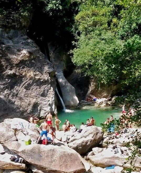 Le piscine naturali sulle Apuane rimarranno aperte ma sarà più difficile arrivarci 