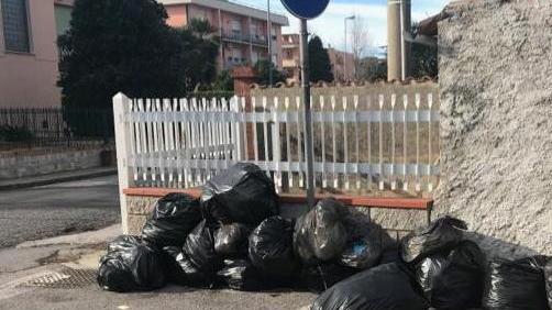 Rifiuti lasciati a bordo strada (Foto d'archivio)