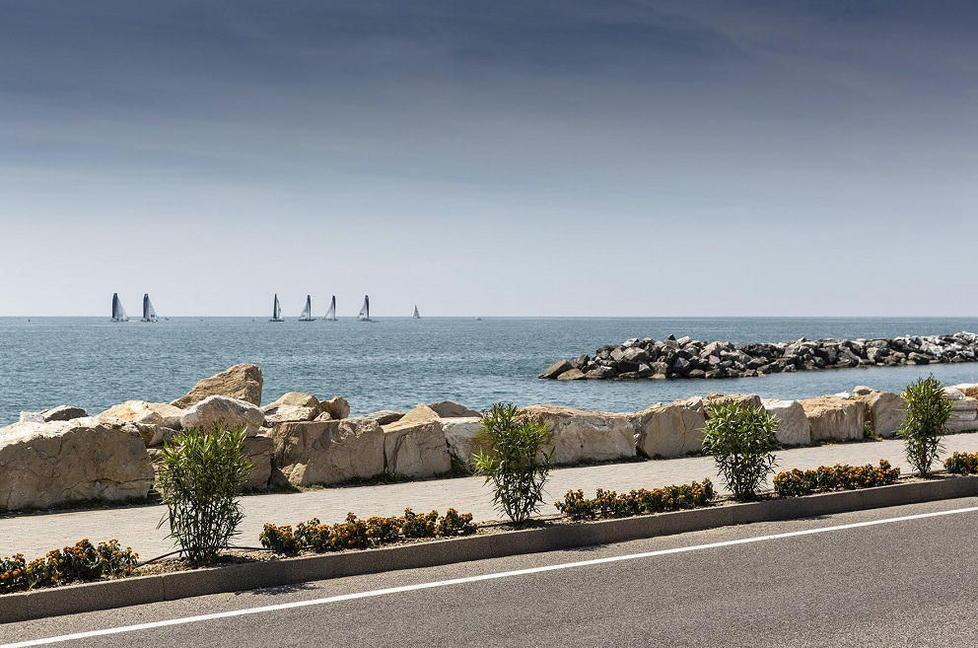 Uno scorcio del lungomare di Marina di Pisa