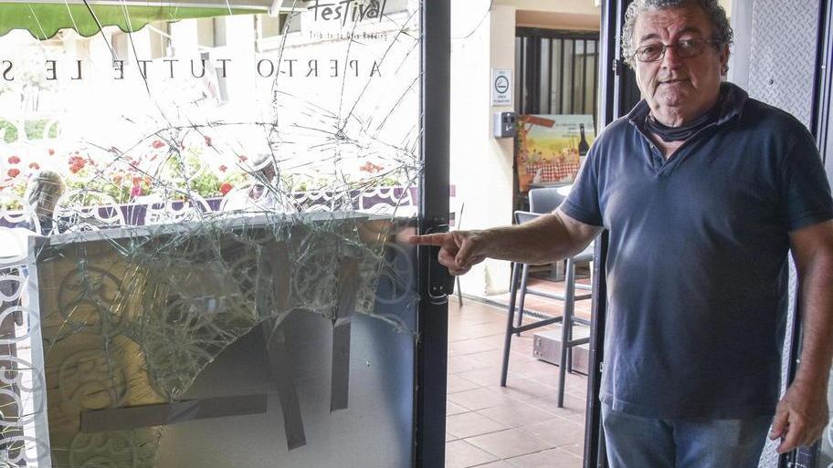 Rosario "Gangio" Costanzi mostra la vetrata sfondata (foto Michele Silvestri/Marzi)