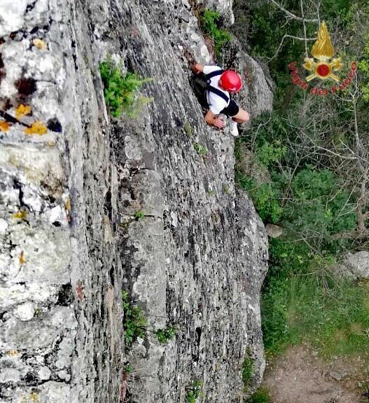 Si arrampica sulla Rocca della Verruca e rischia di precipitare, lo salvano i vigili del fuoco 
