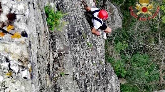Si arrampica sulla Rocca della Verruca e rischia di precipitare, lo salvano i vigili del fuoco