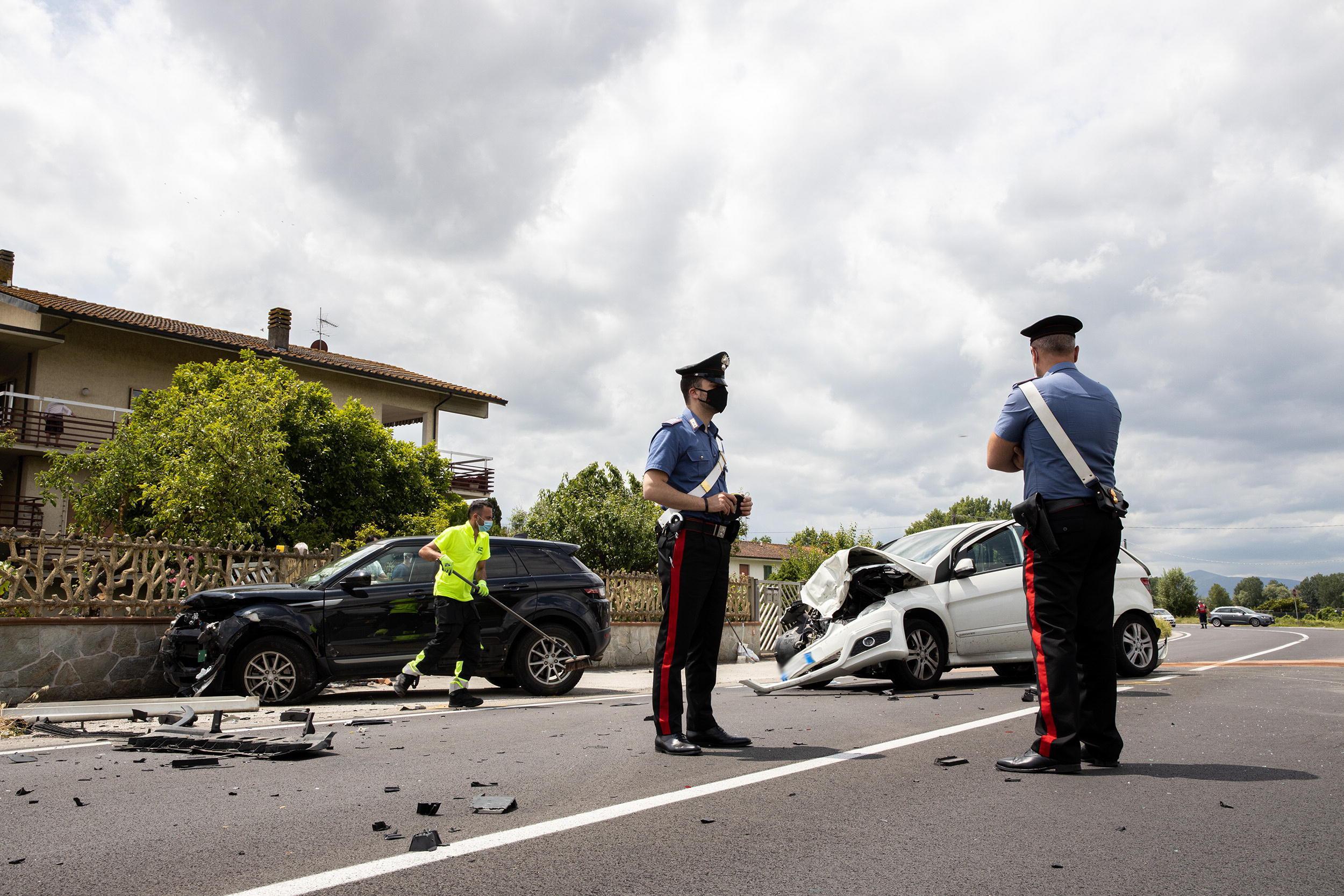 I carabinieri sul luogo dell'incidente (Foto Nucci)