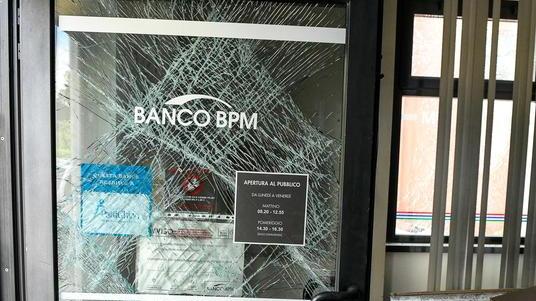 Sventrano bancomat della CdR a Lappato usando una miscela con polvere pirica