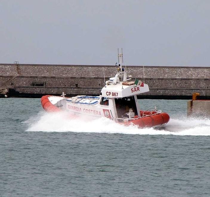 Trascinata al largo da un’onda: una 22enne salvata dalla capitaneria