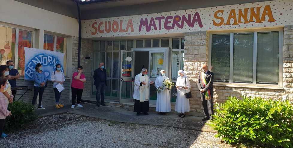 Canti mariani e fiori bianchi per il ritorno delle suore all’asilo 
