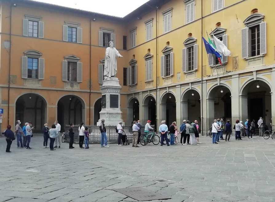 Mascherine gratis, lunghe code alle edicole