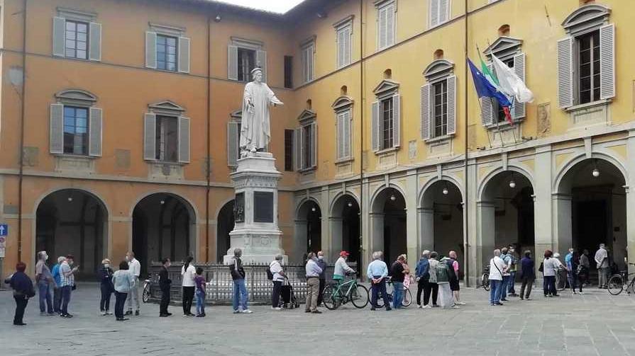 Mascherine gratis, lunghe code alle edicole