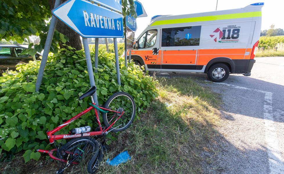 Investe ciclista e non si ferma «Scusa ma non ho la patente» 