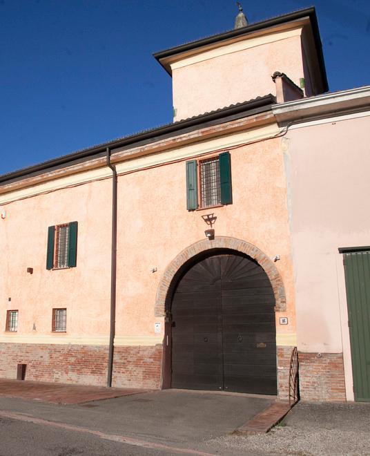 Fingono di aprire un ostello per ottenere fondi: 4 condanne 
