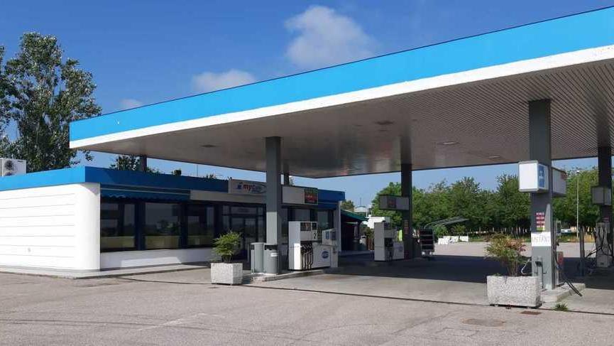 Tentano l’assalto al bar chiuso per cambio gestore