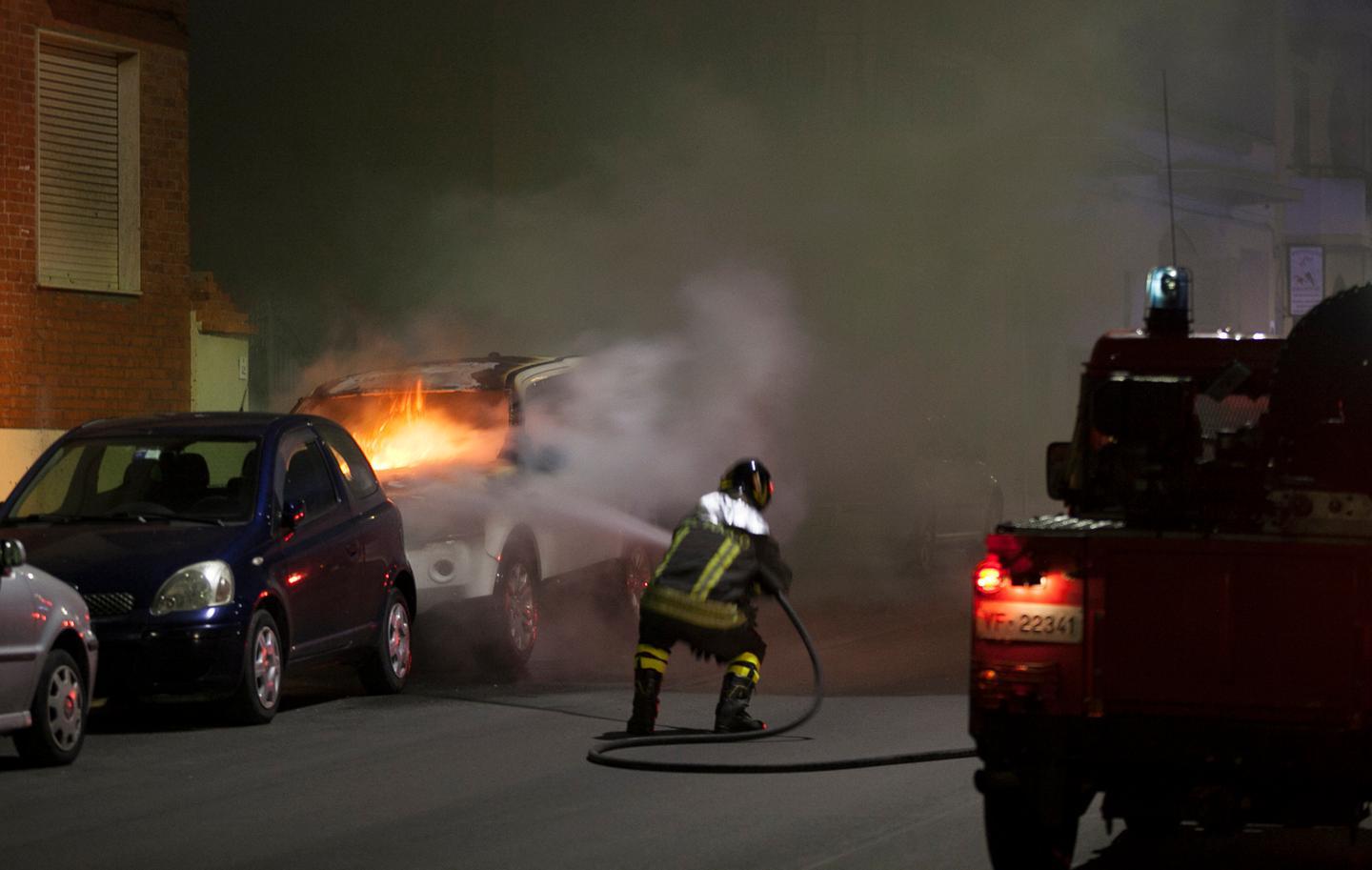 Notte di fuoco, brucia suv in via Galilei 
