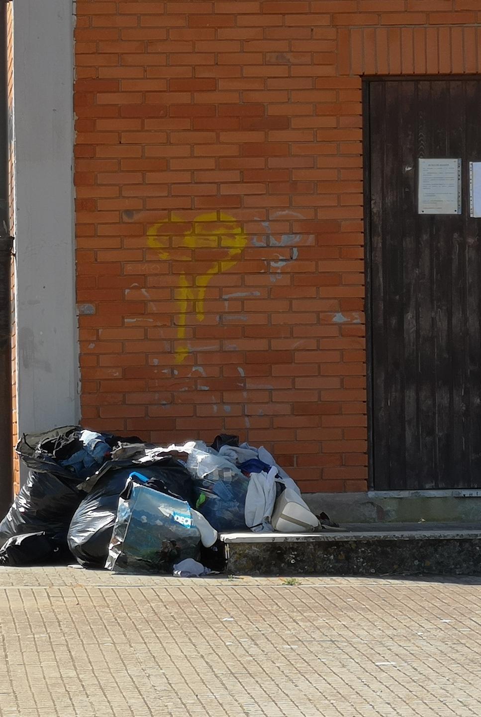 Vestiti sporchi gettati di fronte alla Caritas