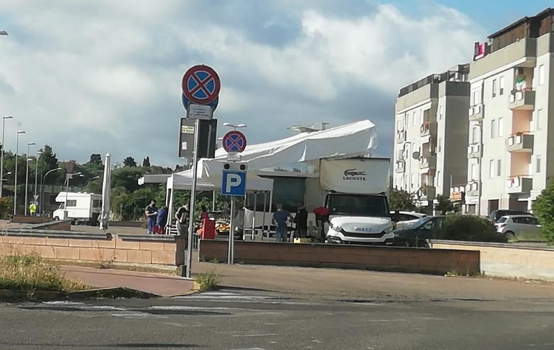Le bancarelle anche in via Pirandello 
