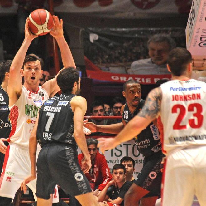 Brandt cerca l'assist per Johnson (Foto Gori)