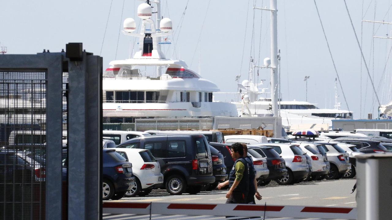 L'ingresso del cantiere Azimut Benetti di Livorno