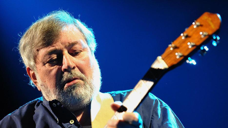 Francesco Guccini, con la sua chitarra: ha imparato a suonarla da solo