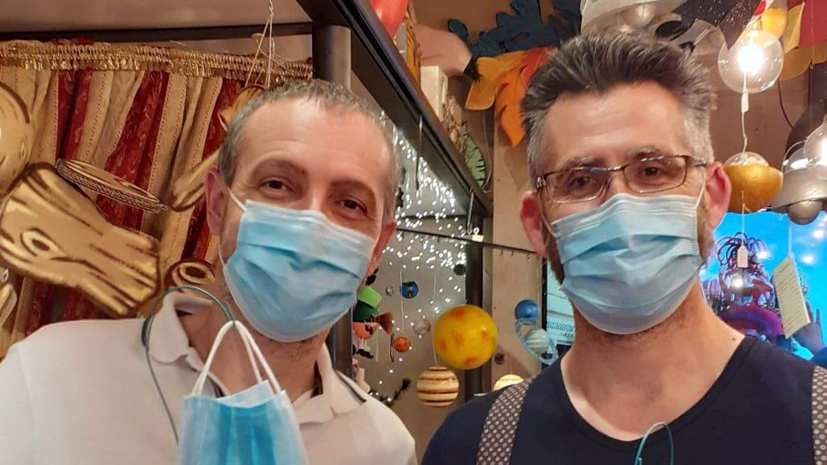 I due ideatori delle portamascherine in cartapesta