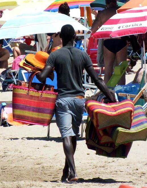Spiaggia vietata agli ambulanti. La sindaca di Scarlino: «Io non sono razzista» 