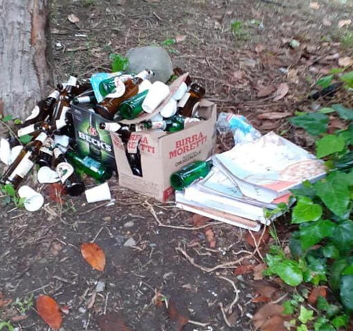 Risse in piazza, riempito di rifiuti il parco della Torre