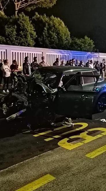 Salta la coda e si schianta contro un’auto 