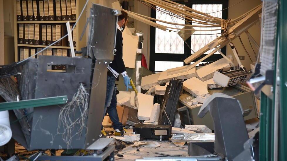 Fanno saltare il bancomat alle Poste e scappano in auto con settantamila euro