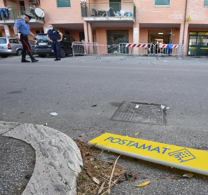 Gli abitanti del palazzo svegliati dal boato nella notte 