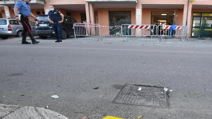 Gli abitanti del palazzo svegliati dal boato nella notte