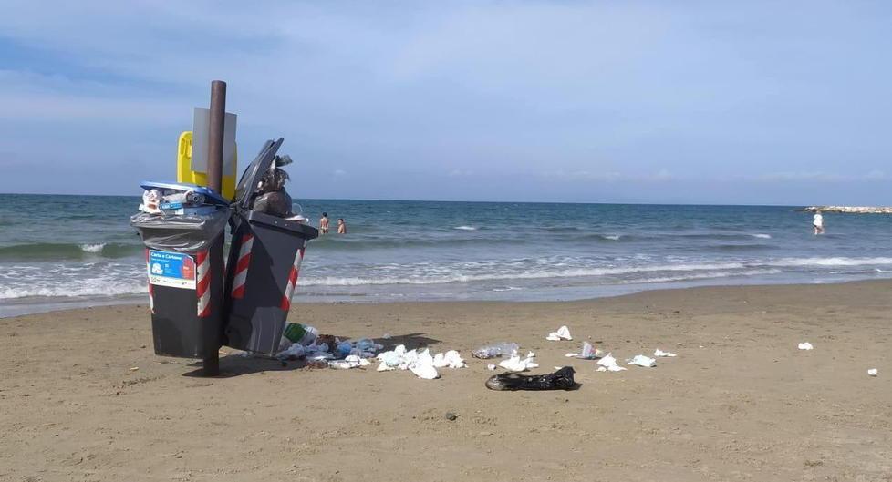 Rifiuti abbandonati in spiaggia