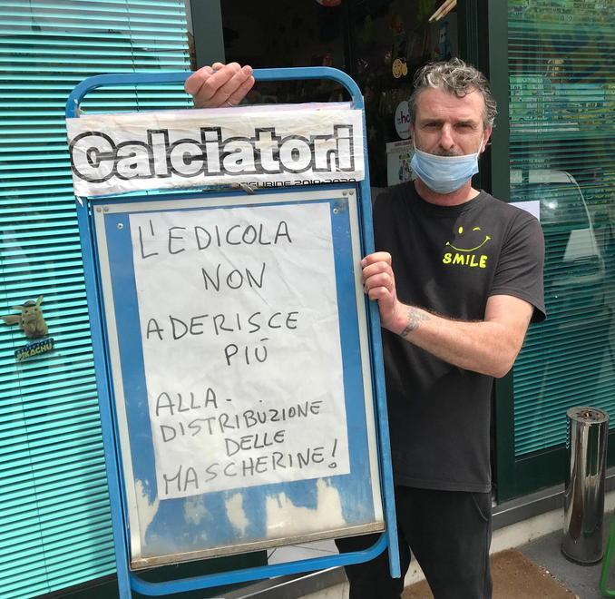 «Troppa gente in coda, basta mascherine» 