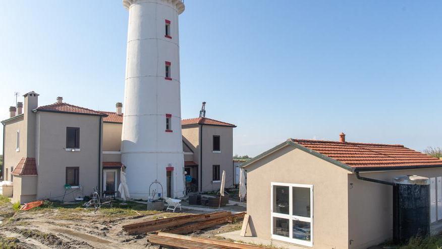 Al via i lavori al faro Sarà rifatto il muro e anche la spiaggia